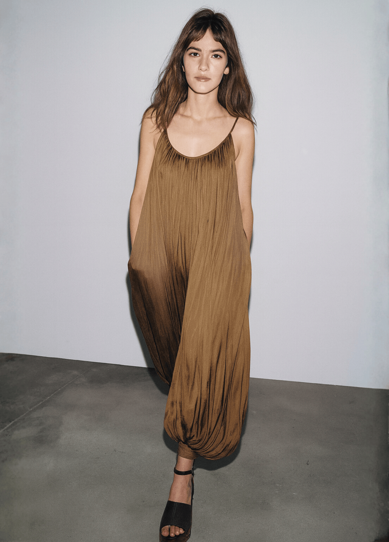 ateliercombinaison Image color / S DONE Vintgae Pleated Sling Jumpsuits Women V-neck Sleeveless Backless Lantern Female Jumpsuit 2025 Summer New Lady Street Rompers